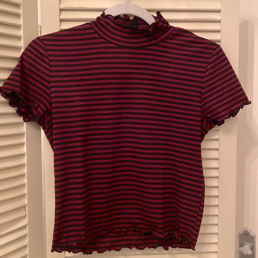 Forever 21 mocked lettuce edge stripped crop top - black & maroon